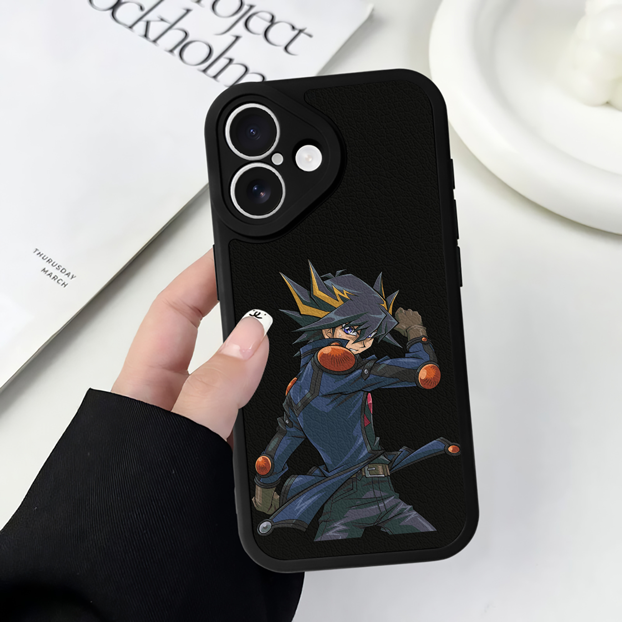 （画像用） 遊☆戯☆王 Yu-Gi-Oh! 【iPhone 16シリーズ対応】シリコンスマホケース（レザー調） 材質：シリコン